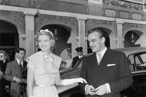 Σαν σήμερα η Grace Kelly και ο πρίγκιπας Rainier ανακοινώνουν τον αρραβώνα τους | Σπάνιες φωτογραφίες και βίντεο από την ξεχωριστή ημέρα