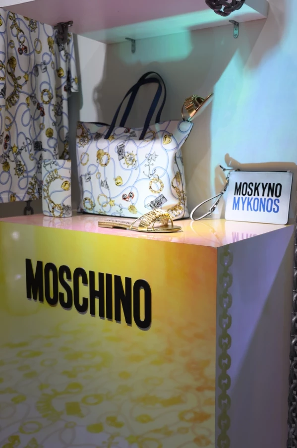 Η Μύκονος υποδέχεται τη νέα pop-up μπουτίκ της Moschino