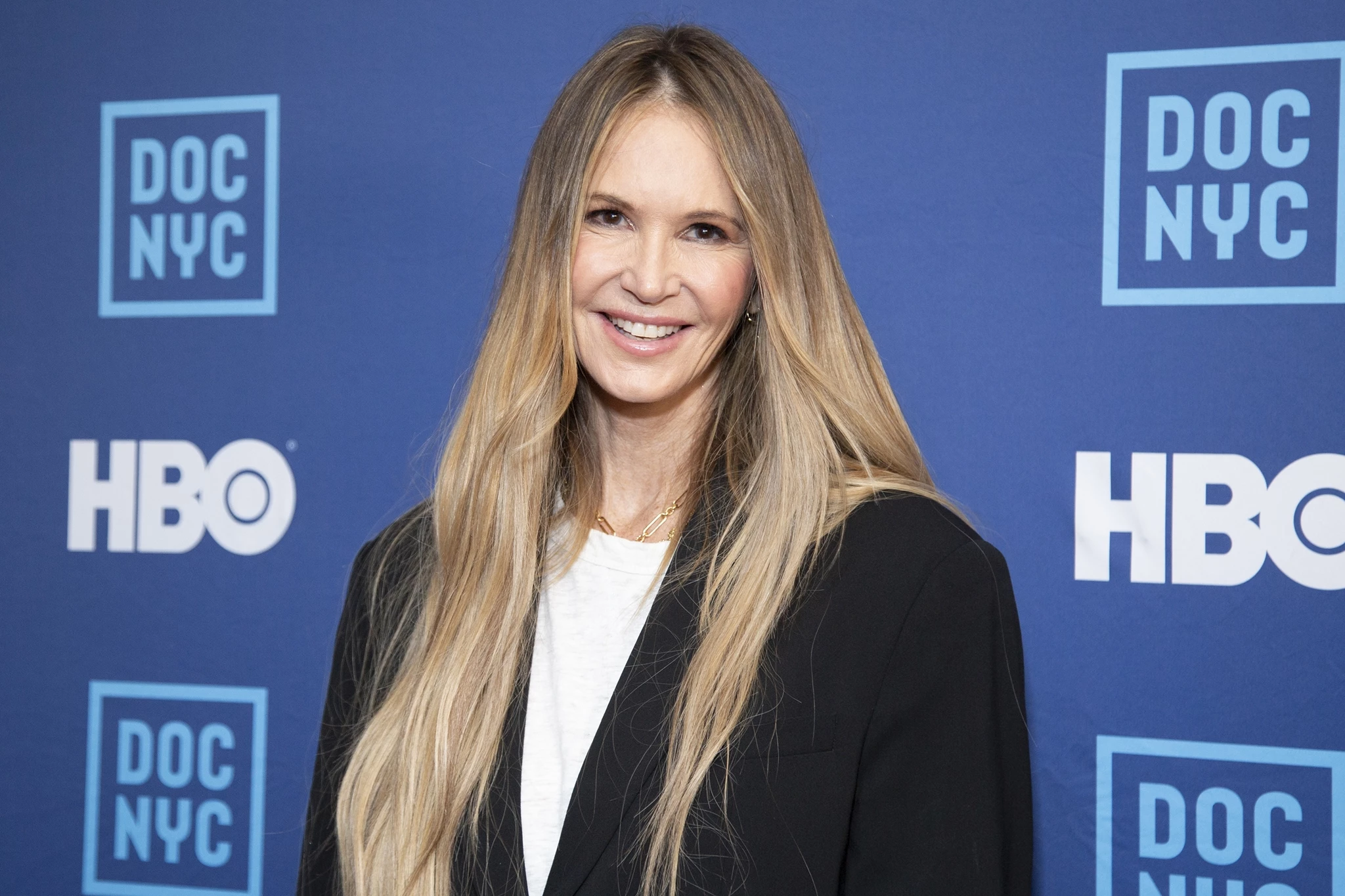 Η Elle Macpherson ποζάρει με τον 23χρονο κούκλο γιο της για ευχάριστη αφορμή