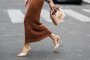 Τα πεντικιούρ που υιοθετούν τώρα όλες οι fashionistas άνω των 50