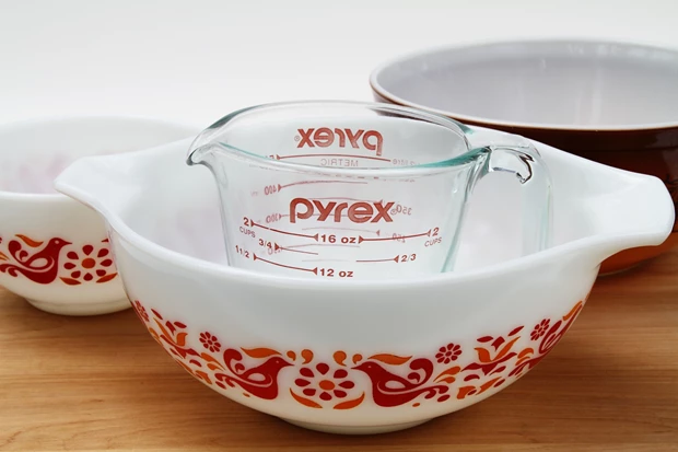 Μην τα σνομπάρετε | Αυτά τα vintage Pyrex πιάτα από το σπίτι των παπούδων μας, αξίζουν τώρα μια περιουσία
