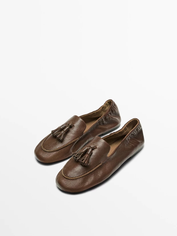 Μοκασίνια δέρμα με φούντες, Massimo Dutti.