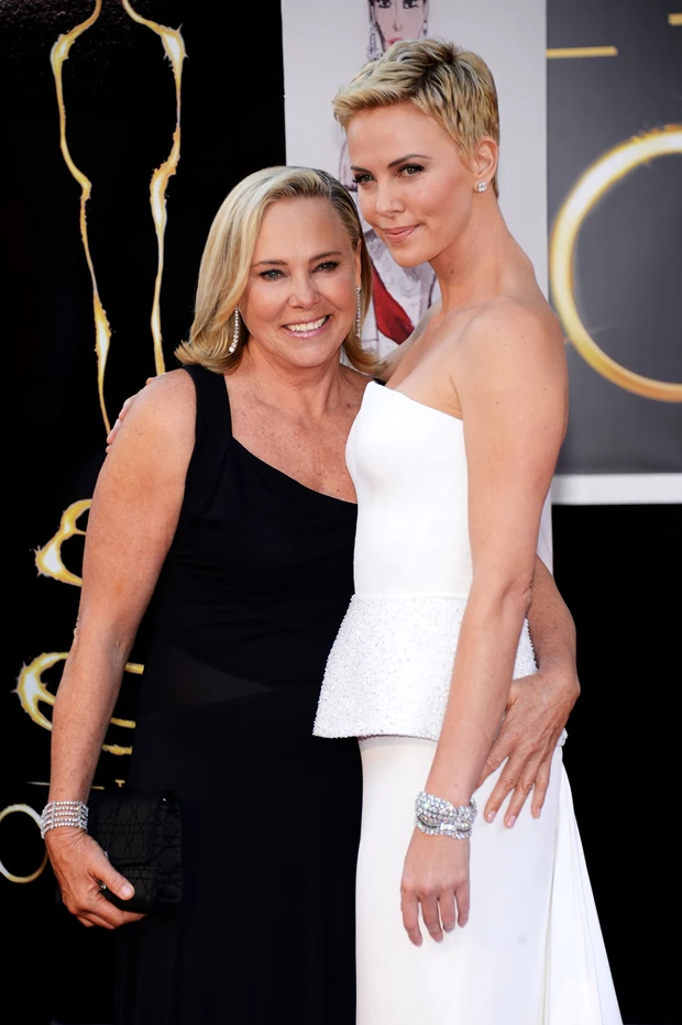 Η Charlize Theron με τη μητέρα της στο κόκκινο χαλί, σε δημόσια εμφάνιση