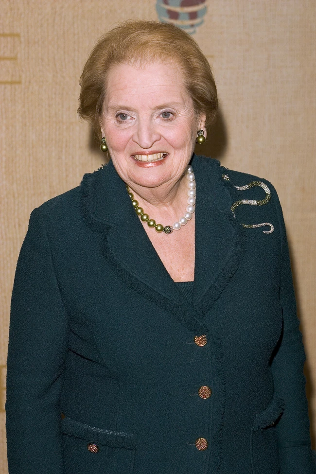 Madeleine Albright | Η Αμερικανίδα πολιτικός που έγραψε ιστορία με τις καρφίτσες που φορούσε για να στείλει πολιτικά και κοινωνικά μηνύματα