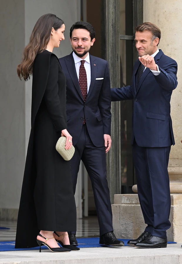 Πριγκίπισσα Rajwa | Η κομψή εμφάνιση στο Παρίσι και η σύγκριση με την Brigitte Macron