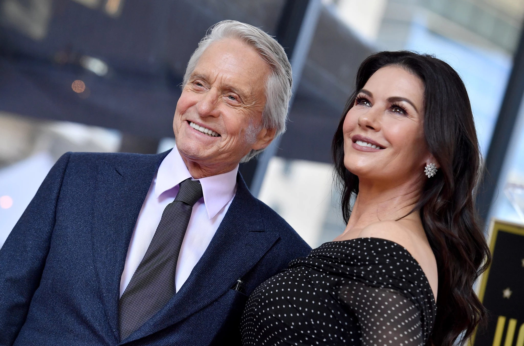 Michael Douglas & Catherine Zeta-Jones | Γιορτάζουν 25 χρόνια γάμου με κοινές φωτογραφίες από το παρελθόν και ένα τρυφερό μήνυμα