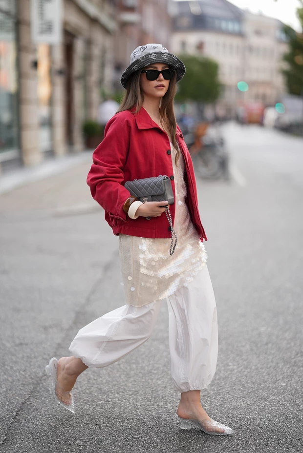 STREET STYLE LOOK ΚΟΠΕΓΧΑΓΗ: τοπ με παγιέτες και balloon παντελόνι