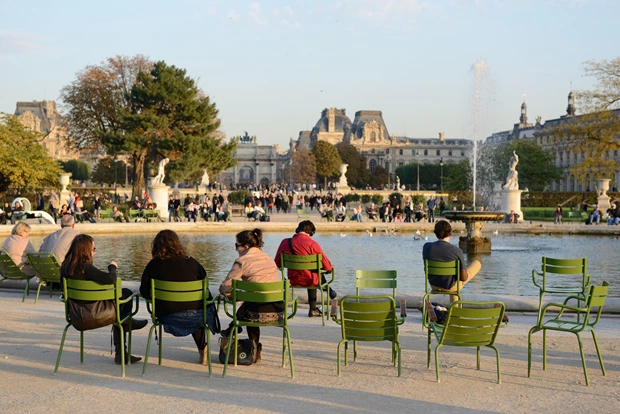 Επισκέπτες γύρω από τη Le Bassin Octogonal απολαμβάνουν τη ζωή στο Παρίσι