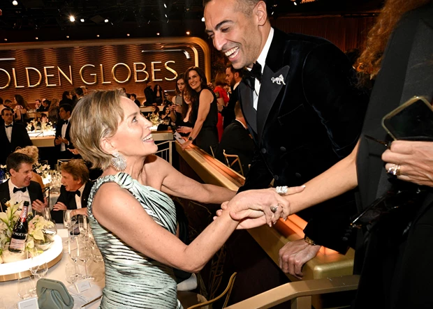 15 λεπτά την ημέρα αρκούν | Η άσκηση για σφιχτά μπράτσα που υιοθέτησε η Sharon Stone μετά τα 50