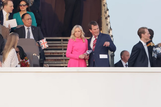 Peter Phillips | Ο εγγονός της βασίλισσας Ελισάβετ εμφανίστηκε στην τελετή στέψης με τη νέα του σύντροφο