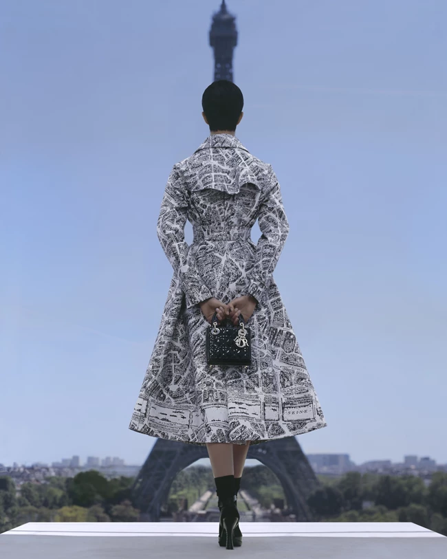 H καμπάνια της Lady Dior με φόντο τον Πύργο του Άιφελ