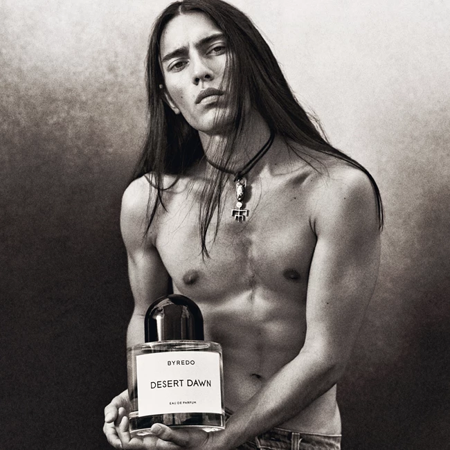 In the desert | Το νέο ξυλώδες άρωμα που θα σας συναρπάσει