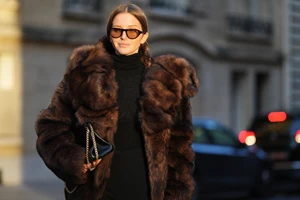 5 κινήσεις που θα αλλάξουν την όψη της επιδερμίδας και των μαλλιών σας τρεις ώρες πριν από μια επίσημη έξοδο