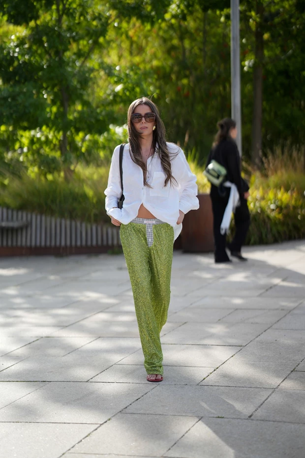 STREET STYLE LOOK ΚΟΠΕΓΧΑΓΗ: sequin παντελόνι με λευκό πουκάμισο