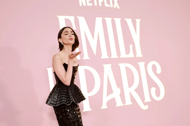 To Harper's Bazaar Greece στην πρεμιέρα του 4ου κύκλου Emily in Paris στο L.A.