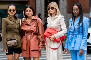 10 κομψοί τρόποι για να φορέσετε τα loafers τη μεταβατική περίοδο