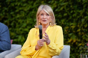 Martha Stewart | Έσπασε το πρωτόκολλο στη συνάντησή της με τον βασιλιά Κάρολο με έναν απρόσμενο τρόπο
