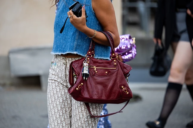 μπορντό τσάντα street style