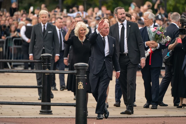 Camilla Parker Bowles: Ποιος θα είναι τελικά ο τίτλος της;