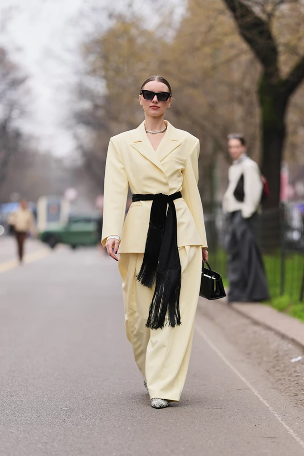 Μονοχρωματικό look με κοστούμι σε butter yellow