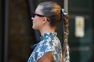 Η Cindy Crawford υιοθέτησε την πιο φρέσκια τάση μαλλιών του καλοκαιριού