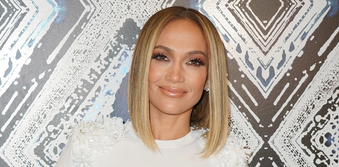 Η Jennifer Lopez υιοθέτησε το πιο κομψό γιορτινό μανικιούρ