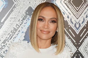 Η Jennifer Lopez υιοθέτησε το πιο κομψό γιορτινό μανικιούρ