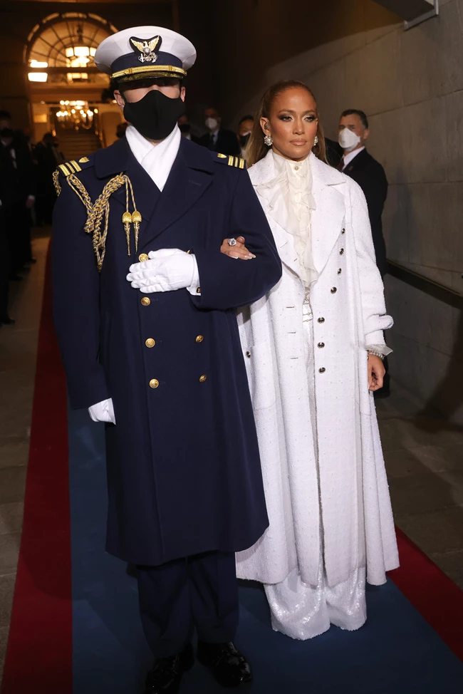 Jennifer Lopez | Η κομψή εμφάνιση και η συγκινητική της performance στην ορκωμοσία