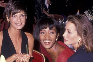 Τι σήμαινε να είσαι μοντέλο στα '90s; Η Claudia Schiffer απαντά