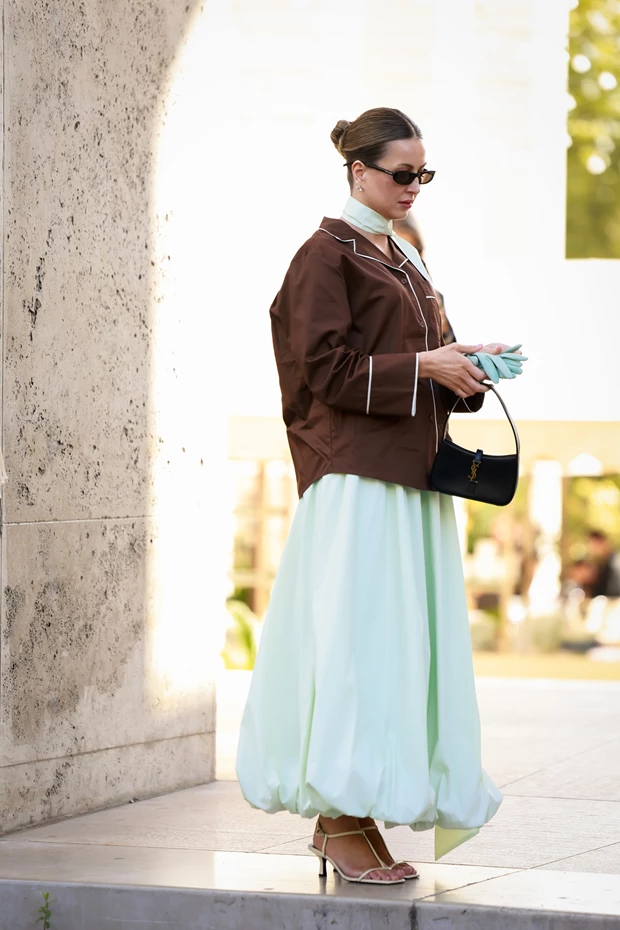 Ανοιξιάτικο look με mint balloon φόρεμα συνδυασμένο με καφέ σακάκι