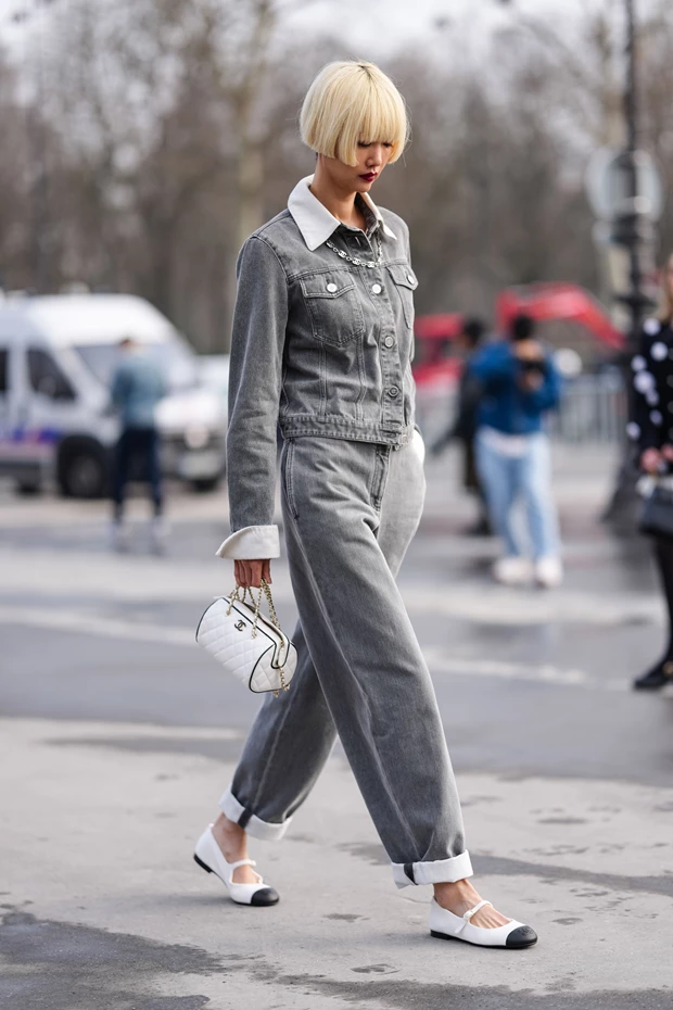 Γυναικείο σύνολο με total denim look και μπαλαρίνες Chanel