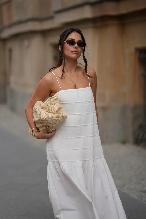 Street style looks με καλοκαιρινό λευκό φόρεμα και raffia τσάντα