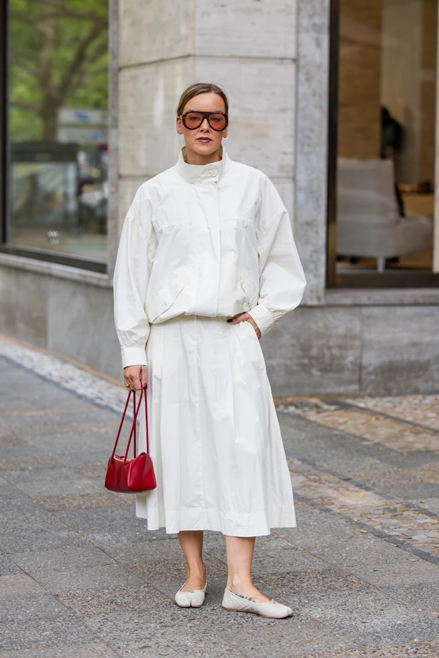 STREET STYLE LOOK με windbreaker και λευκή βαμβακερή φούστα