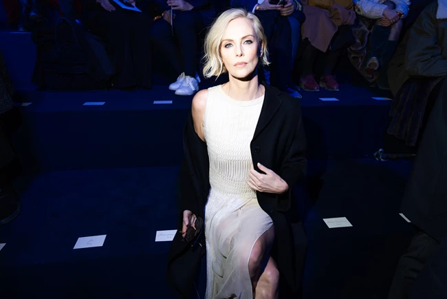 H Charlize Theron στο front row του Dior