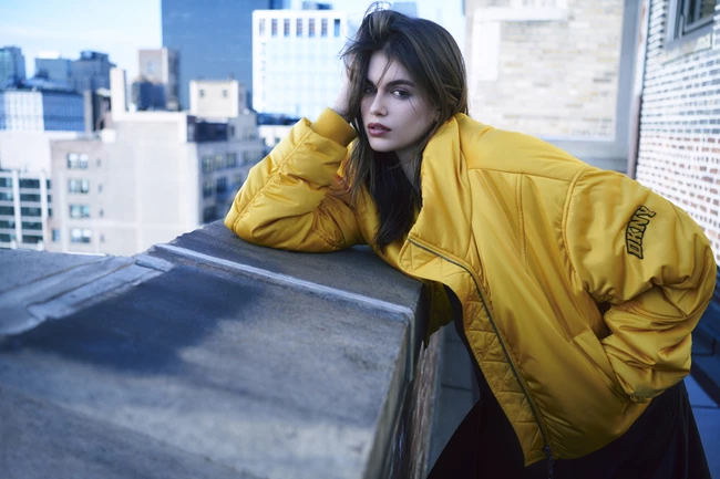 Η Kaia Gerber φωτογραφίζεται στη Νέα Υόρκη για τη νέα καμπάνια της DKNY