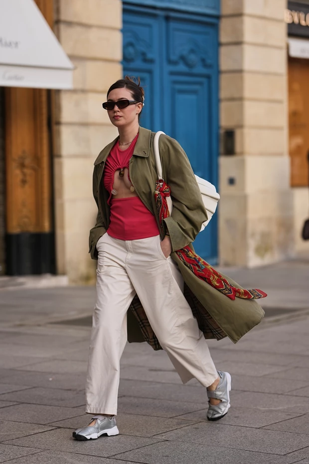 STREET STYLE μεταβατικό look με καμπαρντίνα χακί
