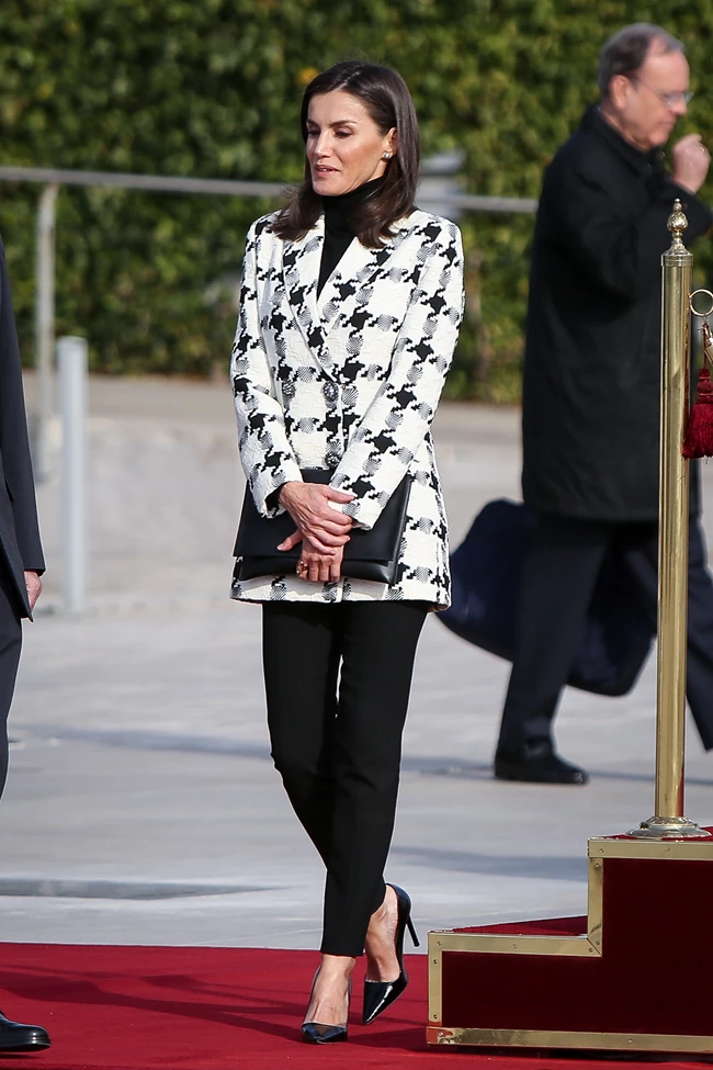 Η βασίλισσα Letizia θα σας πείσει να επενδύσετε σε ένα μάλλινο structured σακάκι