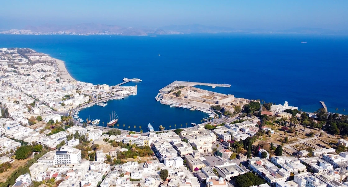 "Ενοίκια στα 400 ευρώ": Αυτή η ελληνική πόλη γίνεται δημοφιλής προορισμός για τους Γάλλους συνταξιούχους