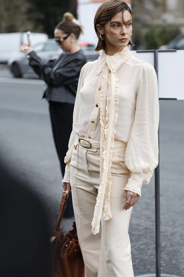 Κρεμ ρομαντική μπλούζα με βολάν και φιόγκο σε street style look