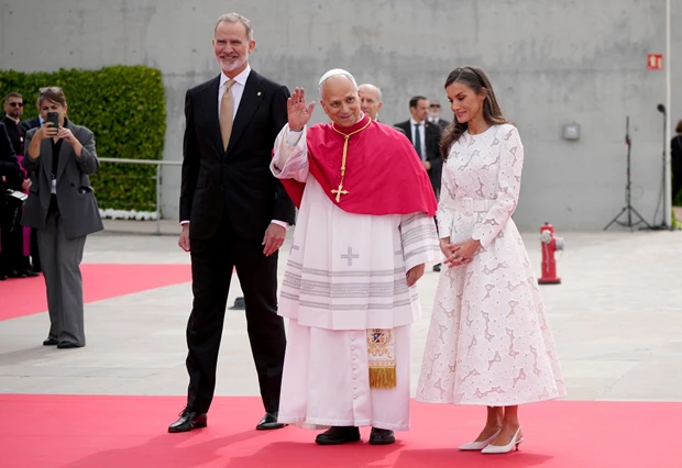 H Letizia με λευκό φόρεμα και ο Felipe υποδέχονται τον πάπα στη Μαδρίτη