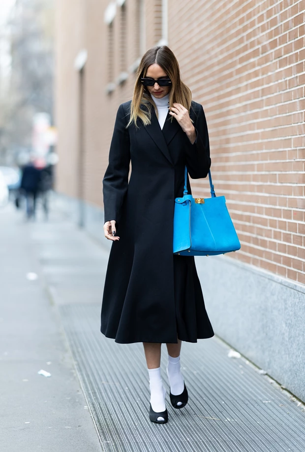 Μπλε τσάντα ώμου με μαύρο παλτό, minimal street style άνοιξη 2026