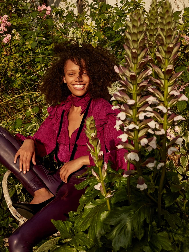 Τοπ, leggings και φουλάρι Saint Laurent by Anthony Vaccarello, ysl.com. Slingbacks Saint Laurent by Anthony Vaccarello, Kalogirou.