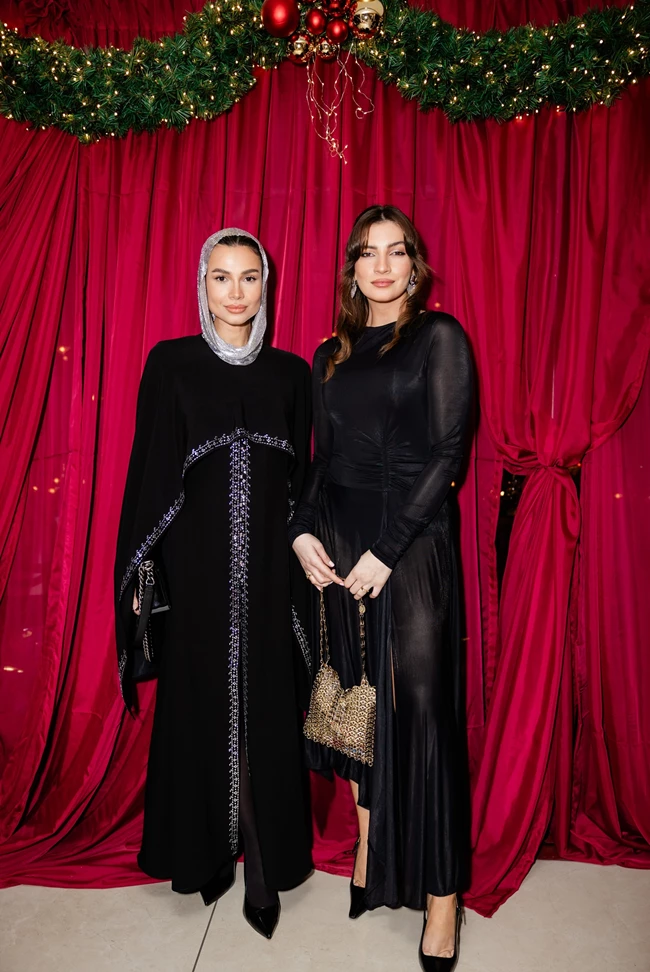 H Υπαπαντή Βασιλά με outfit RABANNE, attica και η Χριστίνα Κανελλοπούλου με outfit ΑCNE STUDIOS και τσάντα RABANNE, όλα attica.