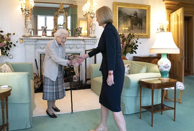 Liz Truss | Θυμάται όσα είπαν με τη βασίλισσα Ελισάβετ δύο ημέρες πριν από τον θάνατο της τελευταίας