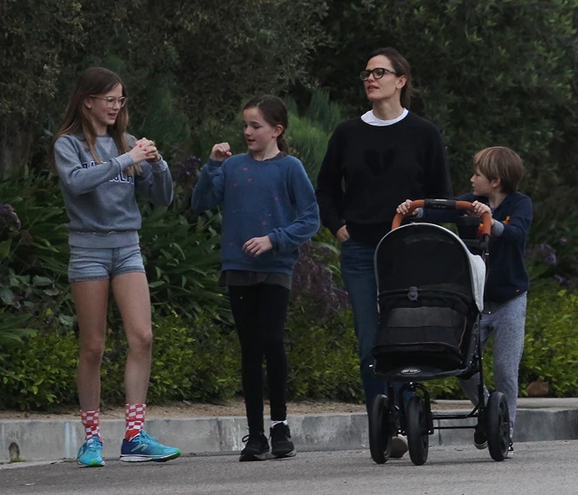 H Jennifer Garner λέει πως διατηρεί φιλική σχέση με τον Affleck για χάρη των παιδιών