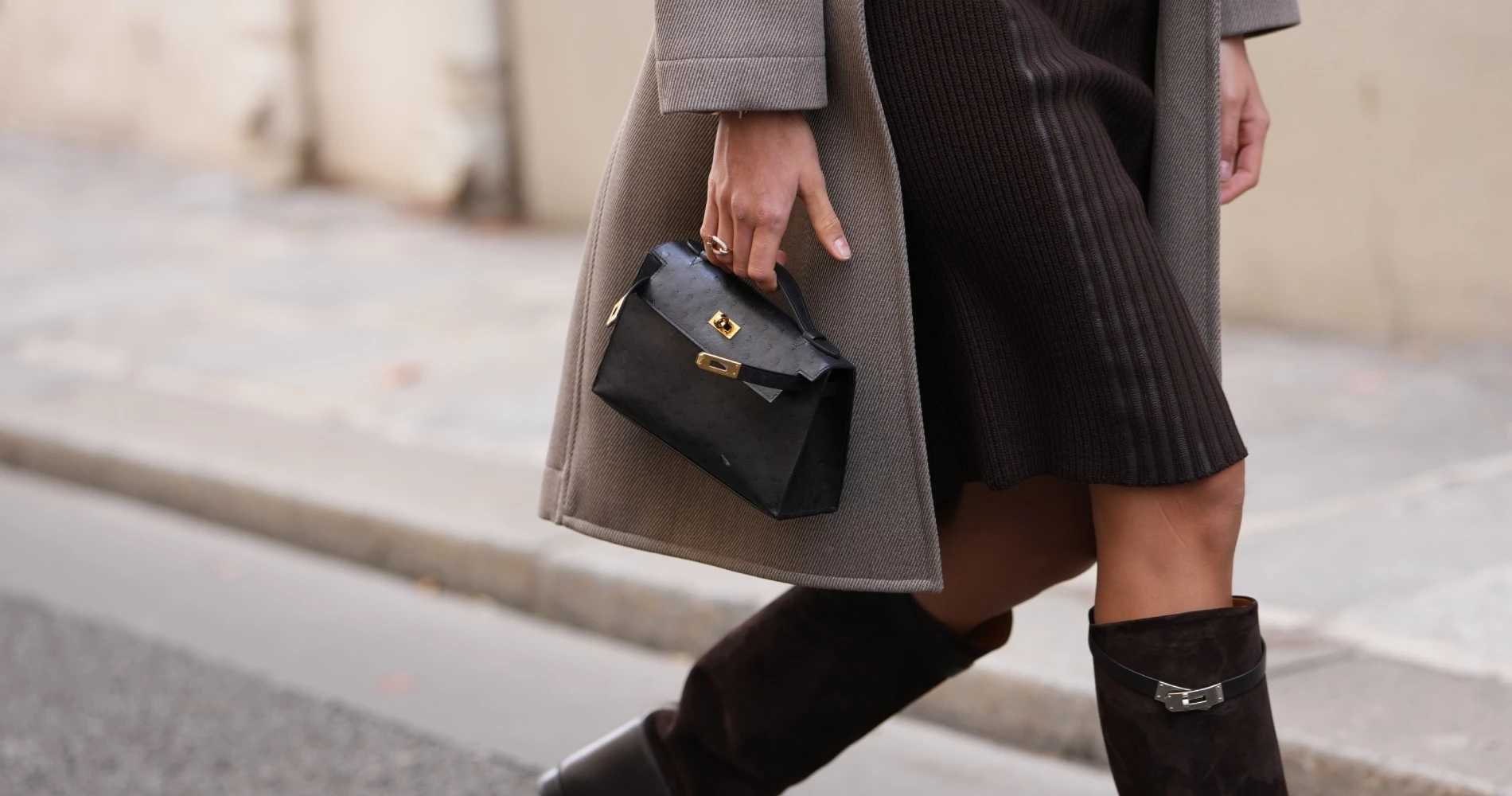 Το φόρεμα της επιστροφής στο γραφείο που θα αγαπήσετε στις χειμερινές εκπτώσεις