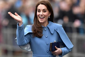 Η δούκισσα της Κορνουάλης συνάντησε σκύλους που εκπαιδεύονται να εντοπίζουν τον κορωνοϊό