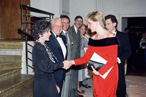 "Είχαν αρκετό οξυγόνο στα media"| H Joan Collins τα βάζει με την Meghan Markle και τον πρίγκιπα Harry