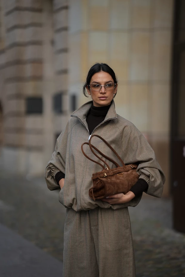 Οι 6 σουέτ τσάντες που θα αναβαθμίσουν το χειμερινό στιλ σας