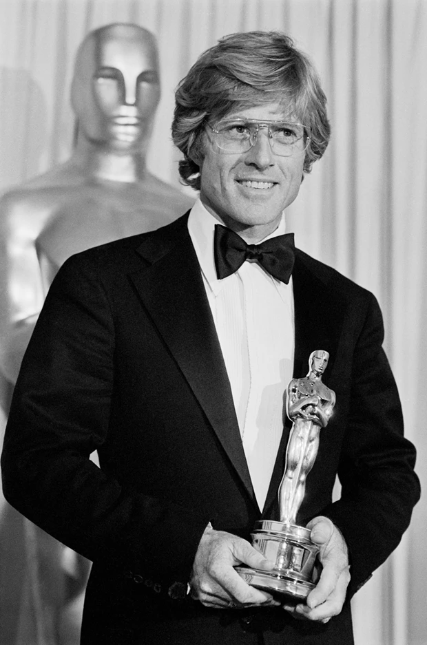 Ο Robert Redford κρατώντας το Όσκαρ του